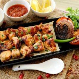 طبق تكا دجاج Chicken Tikka Platter