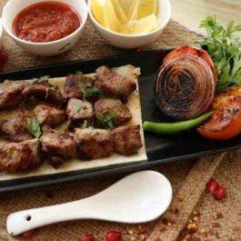 طبق تكا لحم Meat Tikka Plate